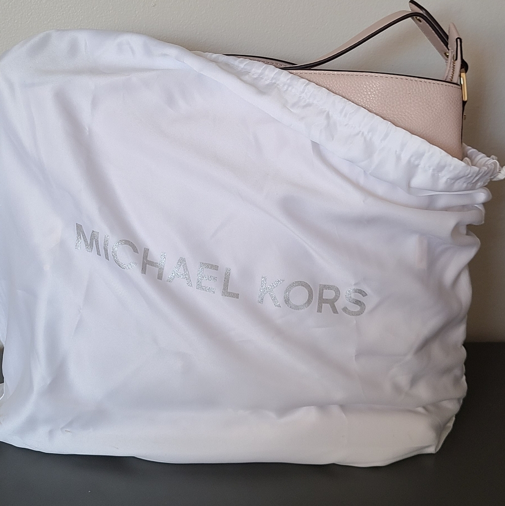 Michael Kors Evie large pebbled leather hobo shoulder bag in a soft pink - Picture 4 of 12